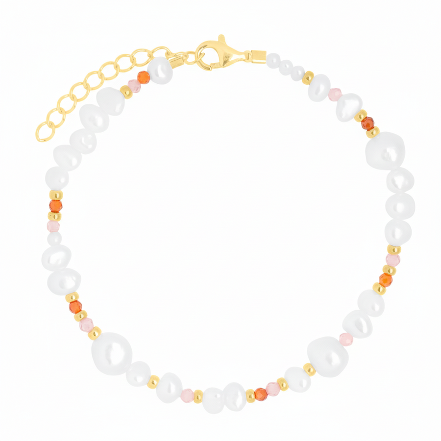 Håndlavet Alexa armbånd i forgyldt 925 sterling sølv med hvide ferskvandsperler og farvede detaljer vist på hvid baggrund.