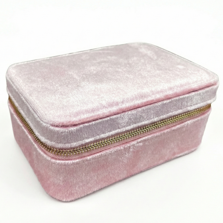 Lyserødt velour smykkeskrin fra byMalumade set forfra. Lukket firkantet skrin i blødt soft rosa stof med guldlynlås på hvid baggrund