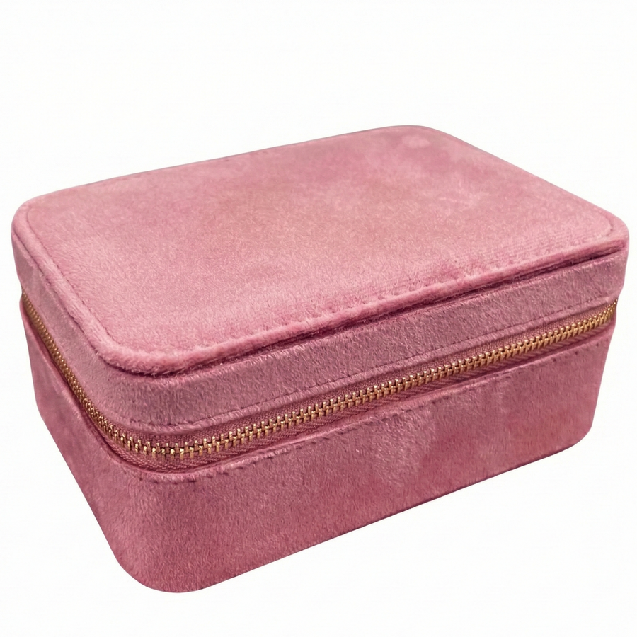 Lukket lyserødt smykkeskrin i blød velour fra byMalumade set fra hjørnet på hvid baggrund.