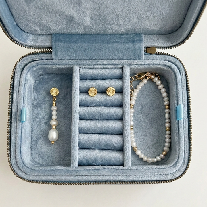 Åbent velour smykkeskrin med smart ruminddeling til organisering af øreringe, ringe og armbånd